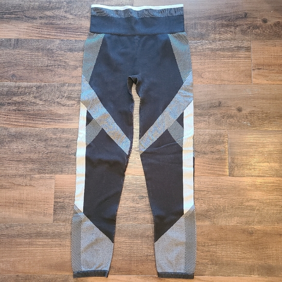 Victoria Secret Pink Cool & Comfy Med. Yoga Workout leggings - Picture 1 of 2